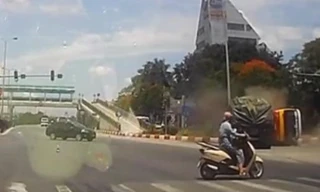 Xe tải vượt đèn đỏ đâm xe buýt lật ngang tại Hải Dương