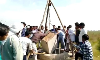 Người dân phát hiện 2 máy ATM ở... đáy giếng 