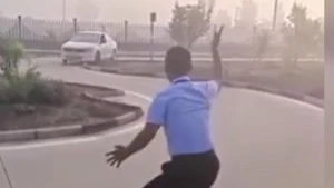 Thầy dạy lái xe chỉ đạo học viên đánh lái như múa võ