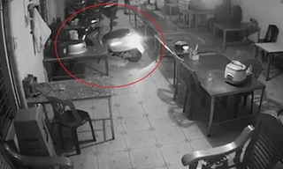 Bé trai vặn tay ga xe đạp điện khi còn chìa khóa