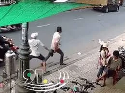 Đang đi bộ, người đàn ông bị nam thanh niên cầm dao đuổi chém