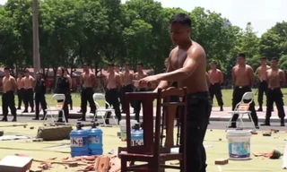 Xem cảnh sát đặc nhiệm dùng tay không chặt gạch “ngọt” như dao