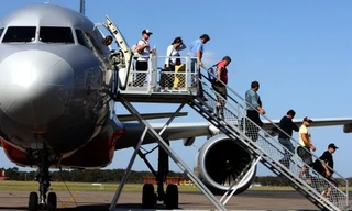 Vì sao cửa máy bay thường nằm bên trái?