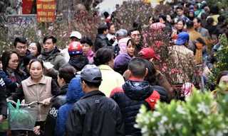 Người dân đổ về chợ cổ trăm tuổi sắm Tết