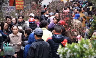 Người dân đổ về chợ cổ trăm tuổi sắm Tết