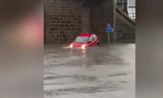  Ô tô nổi lềnh bềnh khi cố đi qua nước lũ