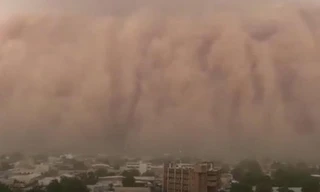 Bão cát đỏ cao như bức tường trăm mét ở Tây Phi