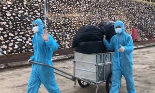 Bộ đội dọn rác trong khu cách ly