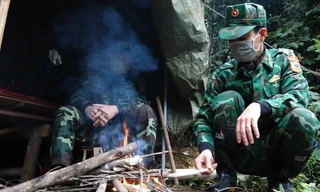 Bộ đội lập lán phòng dịch ở biên giới Việt - Trung