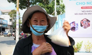 Máy phát gạo tự động 24/24 cho người khó khăn tại TP.HCM