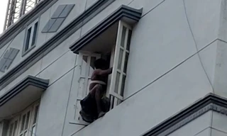 Giải cứu tên trộm bị mắc kẹt trên tầng 3