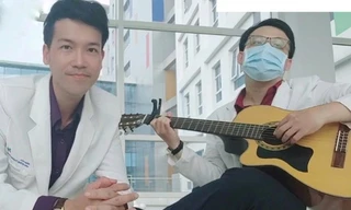 Bác sĩ hát 'Hoa nở không màu' phiên bản chống COVID-19