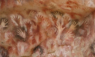 Hang động hàng nghìn năm tuổi với những dấu tích bàn tay kỳ bí