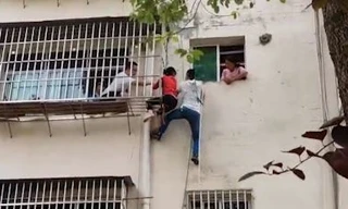 Giải cứu cậu bé mắc kẹt ở ban công tầng 6