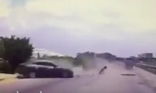 Ô tô con vượt ẩu tông liên hoàn 2 xe khác