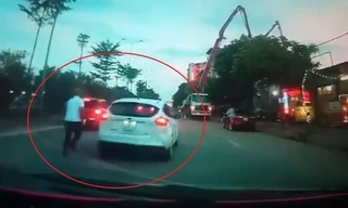 Ô tô lùi vào xe khác gây hư hỏng rồi bỏ chạy