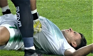 U23 Bahrain ghi bàn mở tỷ số khi cầu thủ Iraq nằm sân