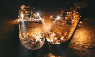 Cảnh tượng ngoạn mục khi 2 tàu phá băng hạt nhân Nga hội ngộ ở Bắc cực