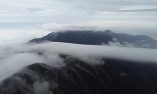 Tuyết đầu xuân phủ trắng núi Thái Bình