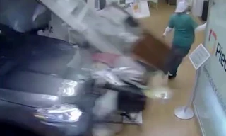 Kinh hoàng cụ bà mất lái ô tô, tăng ga lao vào phòng cấp cứu