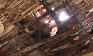 'Sống trong sợ hãi' ở chung cư xập xệ giữa Thủ đô