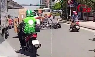 Xe ba bánh phóng nhanh, vượt ẩu tông ngã xe máy rồi thản nhiên bỏ đi