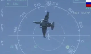 Cường kích Su-25 chao lượn ấn tượng, phóng mồi nhiệt và bay ngửa