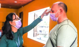 Thắt chặt kiểm tra sức khỏe, Hội An vẫn nhộn nhịp du khách