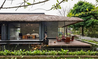 Xây nhà mái tranh 2,5 tỷ đồng trên hồ nước ở Long An