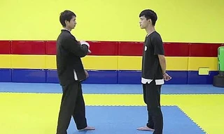 Lập kỷ lục đốt cháy 21 que diêm bằng côn nhị khúc trong một phút 