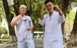 Vũ điệu rửa tay phiên bản hai bác sĩ Việt Nam