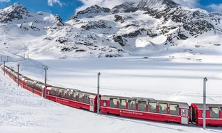 Chuyến tàu hỏa như vệt màu đỏ rực giữa nền tuyết trắng xóa