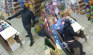 Cụ bà liều mình đánh đuổi tên cướp cầm súng