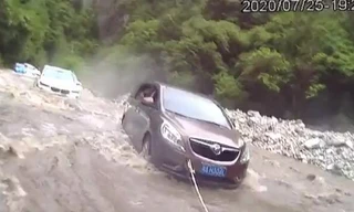 Buộc dây thừng giải cứu 45 ôtô khỏi nước lũ