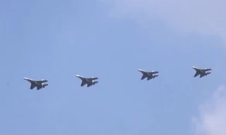 Huấn luyện phi công chiến đấu, cứu người bị nạn