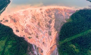 Dòng sông chuyển màu hồng khi chảy qua mỏ đồng cũ