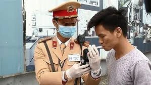 CSGT Hà Nội tiếp tục kiểm tra nồng độ cồn qua ống thổi dùng một lần
