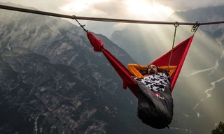 Những người ‘đùa với tử thần’, nằm võng giữa vực sâu 200m