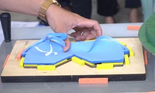 Bác sĩ tự tay sản xuất khẩu trang vải kháng khuẩn