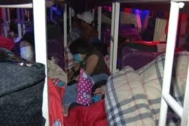 CSGT bắt xe khách nhồi nhét 99 người