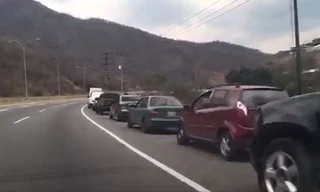 Ô tô đỗ hàng dài trên đường vì thiếu nhiên liệu trong mùa dịch