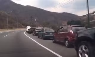 Ô tô đỗ hàng dài trên đường vì thiếu nhiên liệu trong mùa dịch