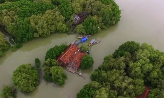 Gia đình duy nhất sống giữa ngôi làng đang chìm dần xuống biển