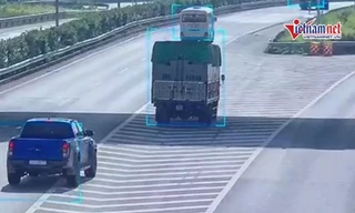 Xe bán tải tông bẹp đuôi xe tải dừng 'thư giãn' trên cao tốc