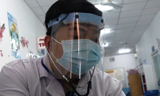 Bác sĩ tự làm nón bảo hộ giá 4.000 đồng