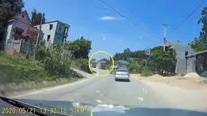 Khoảnh khắc xe container vượt ẩu khiến xe ben đánh lái rồi lật nghiêng