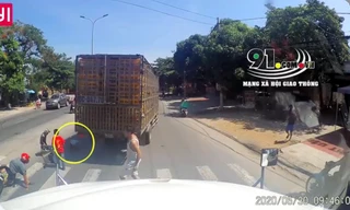 Tài xế xe tải đánh lái 'xuất thần' tránh 3 học sinh