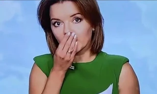 Nữ MC bị rụng răng trên sóng truyền hình trực tiếp