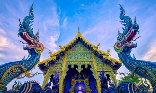 Ngôi chùa dát vàng phủ màu xanh từ trong ra ngoài