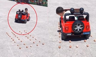 Bé trai 4 tuổi ‘trổ tài’ lùi đỗ ô tô